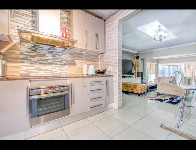 5 BEDROOM FREESTANDING FOR SALE IN MEREDALE